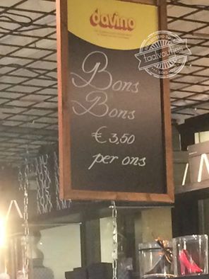 Daar wordt aan de deur geklopt.