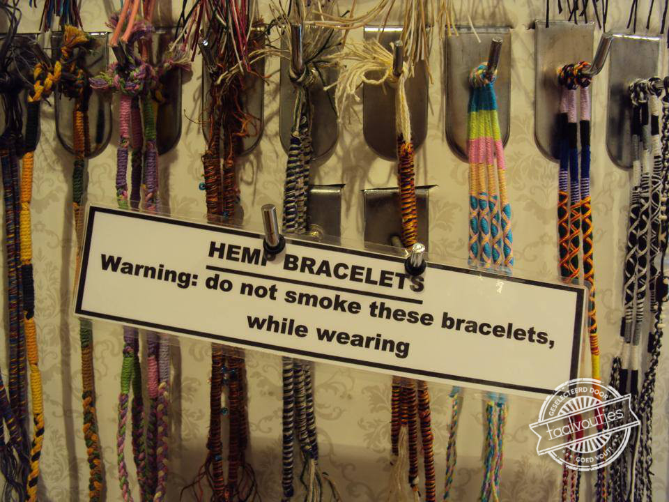 "Help, m'n mouw staat in de fik!"