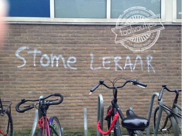 "Je hebt me niet eens fatsoenlijk leren schrijven."