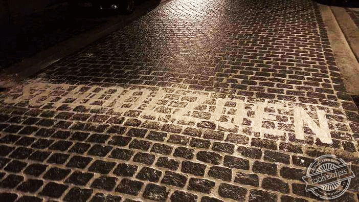 Achter het fietsenhok, zeker.