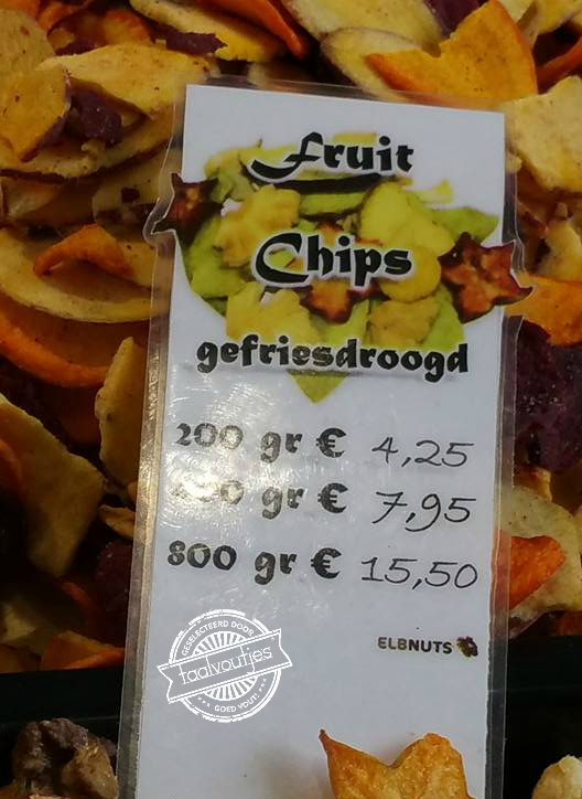 Door die droge humor zeker.