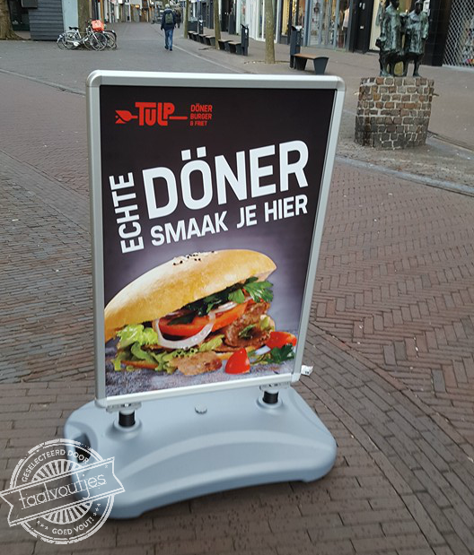 Had iemand de poster nou maar proefgelezen.