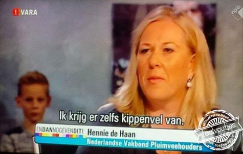 Ze kijkt er wel een beetje kippig bij