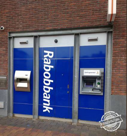 Deze bank heeft een b'tje te veel.