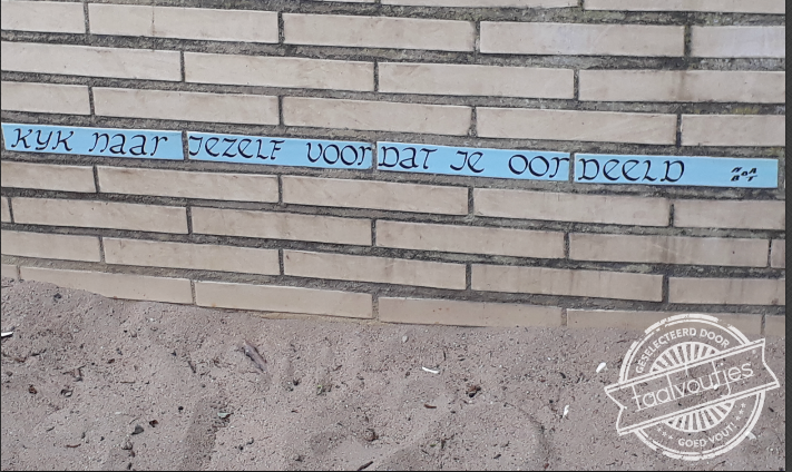 En leer de spellingsregels voor je tegeltjes plaatst.