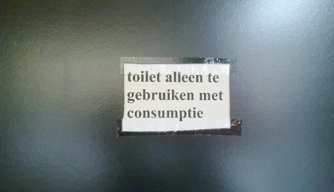 Het kost wel wat oefening om je broek omlaag te trekken met een biertje in je hand