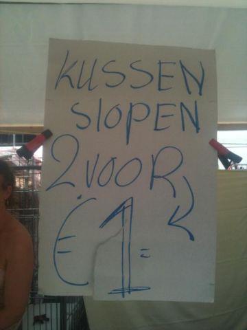 Hoera, ze mogen stuk! Tijd voor een kussengevecht. 