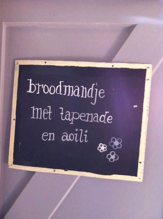 Krijg je ook brood bij die aoili en het mandje? 