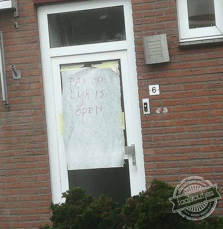 Ingang van de snijzaal.