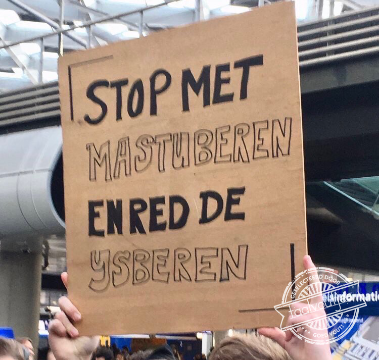 Hij pro-beert het in elk geval.