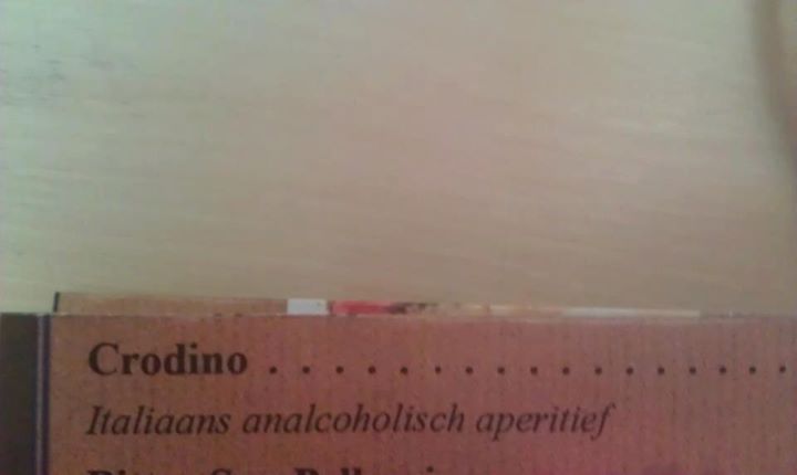 We zijn benieuwd waar de barman zijn drank bewaart...