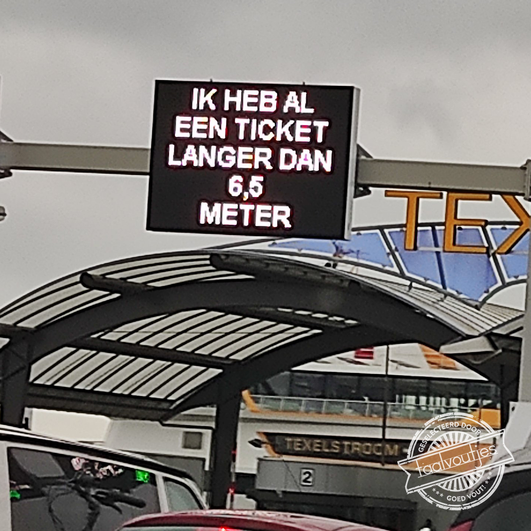 Opgerold in de achterbak.