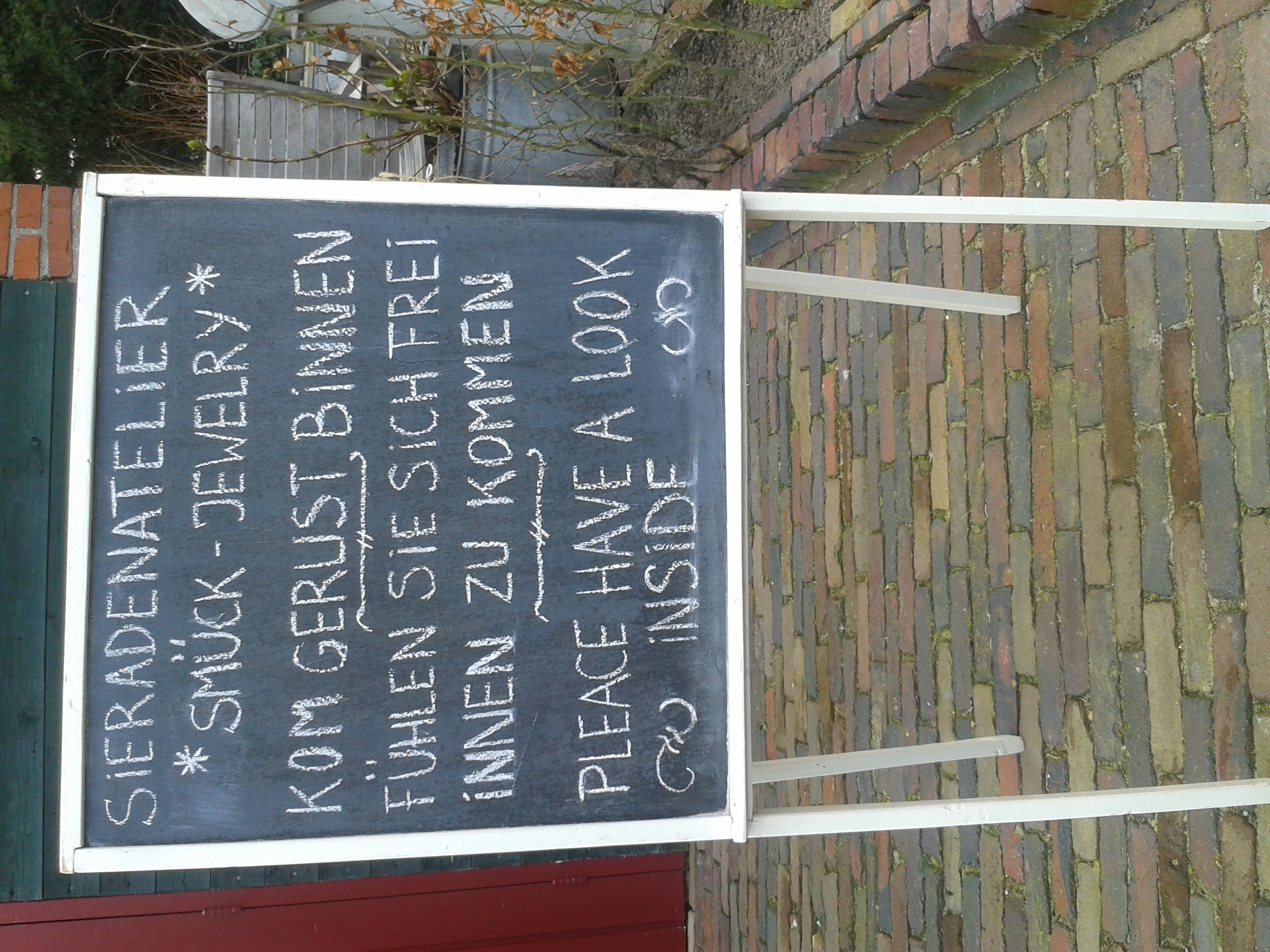 Beleefd is het wel, correct niet