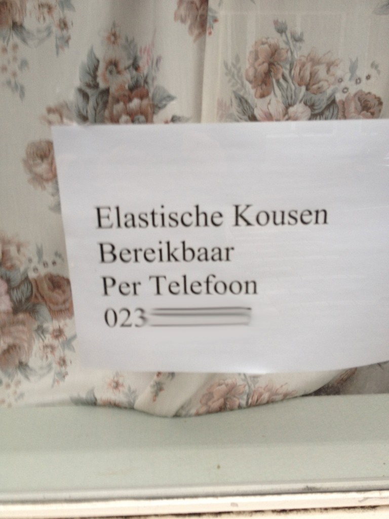 "Hallo, is dit de elastische kous?" "Nee, de steunzool." "Oh, dan ben ik verkeerd verbonden!"