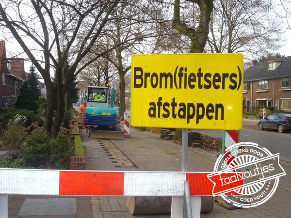 De fietser mag eventueel doorrijden, maar een brom moet toch echt afstappen!